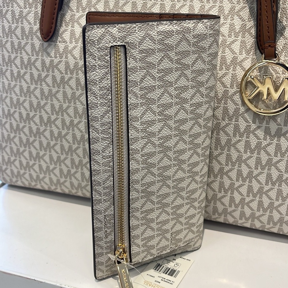 Michael Kors Reed Large Bifold Signature Snap Wallet Card Case 
Vanilla 
NWT - Picture 8 of 16